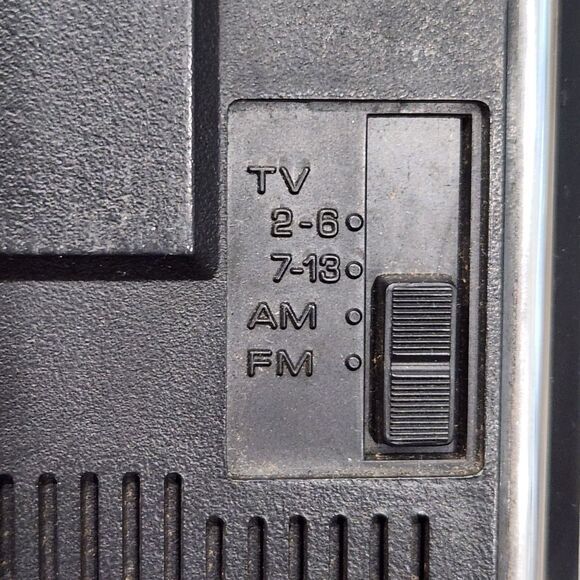 Vintage General Electric Radio Model 7-2924A Portable AM/FM Tested WORKS - Picture 8 of 8